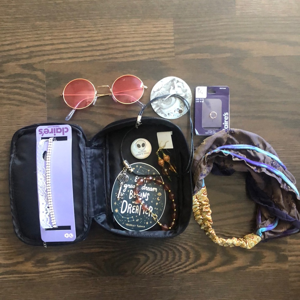 $45+ VALUE GOODIES + BENEFIT MAKEUP CASE
